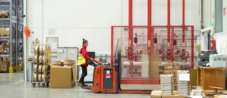 Logistics Efficiency in Warehouses: Must-Have Vehicles for Goods Storage and Movement